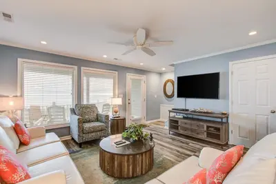 Image de Lovely Beachfront Family Duplex w/Free WiFi, Private Wd, Central Ac, Patio, Deck