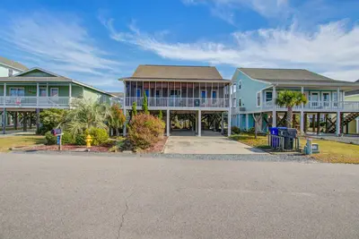 Image de Sunny Family Home Near the Beach with Outdoor Shower, WiFi & Washer/Dryer
