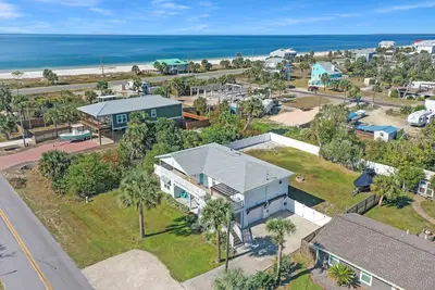 Image de Beachview, Fire Pit, Fenced Yard ~ Anchored Inn 3