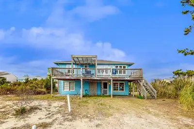 Image de Breezy cottage across from beach access with central Ac, enclosed yard & deck