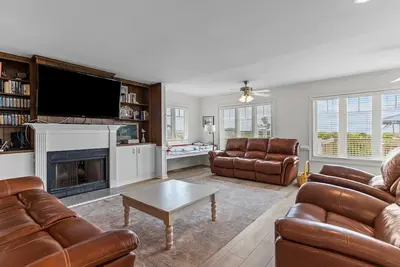 Image de Oceanfront home with WiFi, private walkway to beach & central Ac
