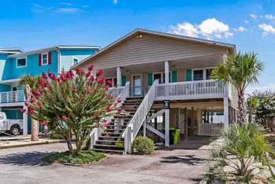 Image de Newly updated house with pool & 2 porches - short walk to private beach access