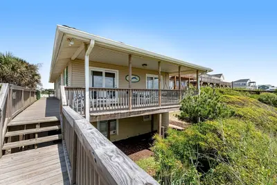 Image de Beachfront home with WiFi, patio, central Ac & private washer/dryer