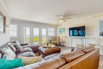 Image de Oceanfront duplex with beach access, 2 primary suites, hot tub, & chef's kitchen