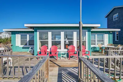 Image de Oceanfront home with beach access - large deck, sunroom, Ac & washer/dryer