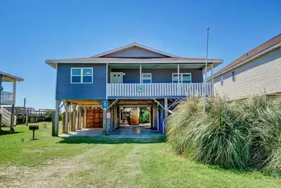 Image de Wonderful beachfront house with private hot tub, W/D, deck, central Ac, & WiFi