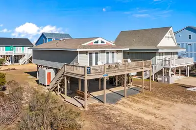 Image de Large and roomy house across from the beach with WiFi, W/D, central Ac, and deck