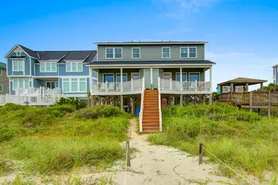 Image de Outstanding Beachfront Family Duplex w/Free WiFi, Patio, Deck, Central Ac, W/D