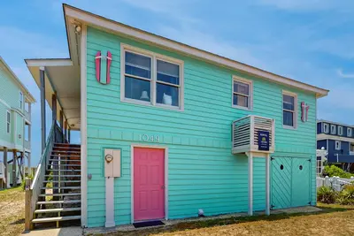 Image de Bright, Beachfront Family Home w/Central Ac, WiFi, Ping-Pong Table, W/D, Deck