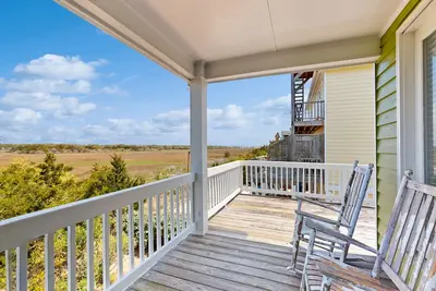Image de Attractive Home Across Street From Beach Access w/Free WiFi, Central Ac, & W/D