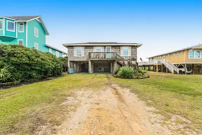 Image de Oceanfront Family Home with Private Walkway to Beach, Screened Porch & WiFi