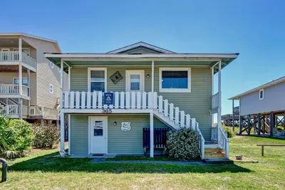 Image de Inviting Oceanfront Home w/Covered & Screened-In Porches, Free WiFi, Sundeck, Ac