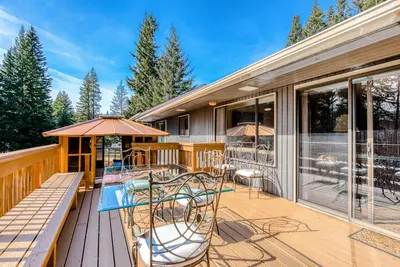 Image de Spacious Two-Story Home w/Private Hot Tub, Free WiFi, & Game Room - Dogs Ok