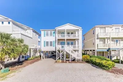 Image de Designer, second-row home with elevator, marsh views, 2 living rooms & W/D
