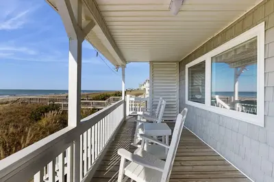 Image de Attractive, oceanfront house with beach access, deck, grill, & Ac - near dining