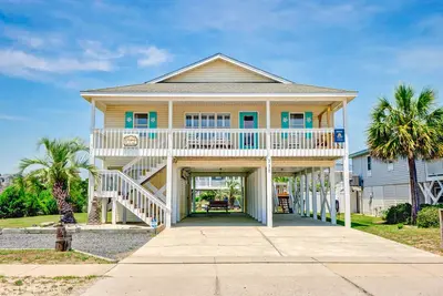 Image de Magnificent house with central Ac, patio, deck, W/D & screened porch
