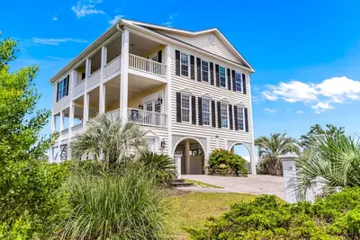 Image de Beachside home with ocean view decks, WiFi, and washer/dryer
