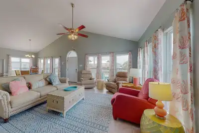 Spacious Island Gem Near the Beach & Town W/ Large Deck & Full Kitchen - Dogs Ok