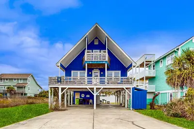 Image de Inviting home near the beach with sundeck, outdoor shower & washer/dryer