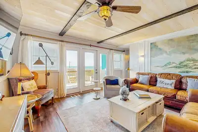 Image de Oceanfront duplex with lovely interior, large deck, hot tub, Ac & W/D