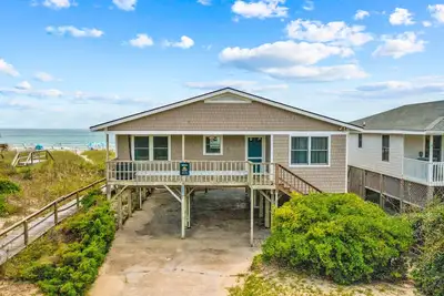 Image de Classic Beachfront Getaway w/Patio, Deck, Central Ac, Private Washer/Dryer, WiFi