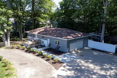 Image de Modern renovated single home located 2 miles from downtown Saugatuck, Mi