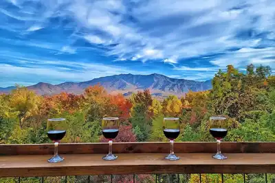 Image de Majestic Mtn Views! Gatlinburg is 5 min. 3 Separate Decks. 2 Separate Game Rooms