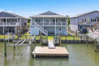 Image de Waterfront Treasure w/Ping-Pong Table, Free WiFi, Central Ac, Deck, Private W/D