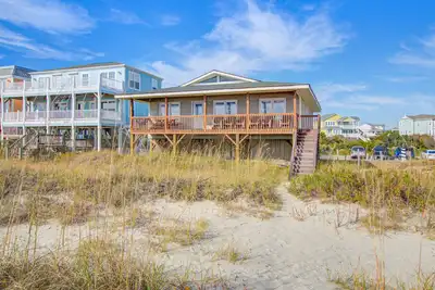 Image de Perfectly located oceanfront house with private washer/dryer, central Ac & WiFi