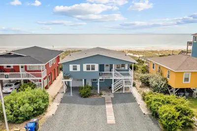 Image de Inviting Oceanfront Home with Sundeck, Private Walkway to Beach & Outdoor Shower
