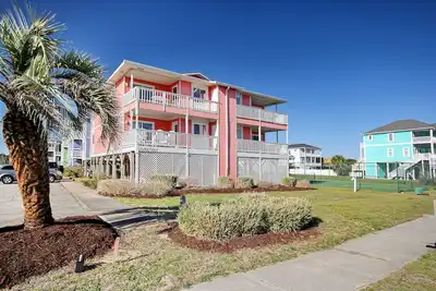 Image de Newly-updated luxury beach condo with ocean views, balcony, & beach access