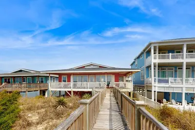Image de Fun-Filled Beachfront House w/Free WiFi, Private Washer/Dryer, Ac, Patio, Deck