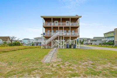 Image de Second-Row Ocean-View Home with Easy Beach Access, WiFi & Central Ac