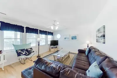 Image de Stunning, Multi-Level Home Steps From Beach w/WiFi, Central Ac, W/D, & Patio