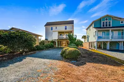 Image de Oceanfront cottage with private beach walkway - views, sundeck, central Ac & W/D