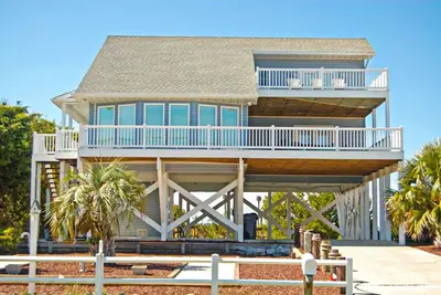 Image de Amazing 2nd-row home steps from beach access with game room, Ac & W/D
