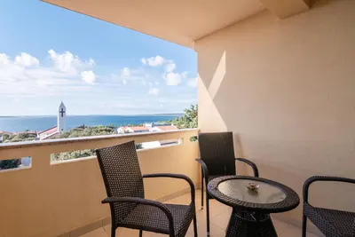 Image de Appartement d'une chambre avec la terrasse et la vue sur le mer Mandre, Pag (A-18748-g)