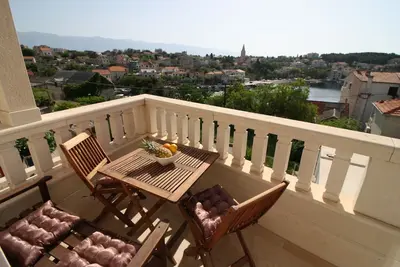 Image de Appartement de trois chambres avec la terrasse et la vue sur le mer Sumartin, Brac (A-18749-a)