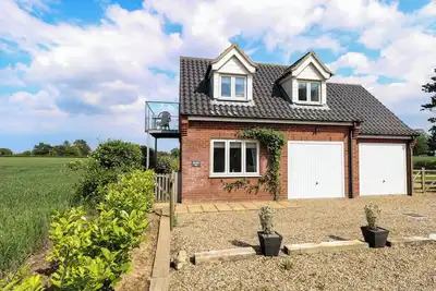 Spinney'S Den, pet friendly, with hot tub in Knapton