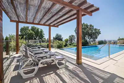 Cabana Garden House avec piscine partagée, vue panoramique et Wi-Fi