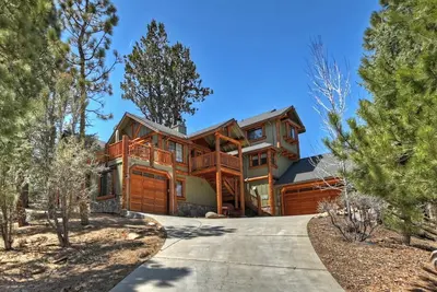 Image de Highland Manor by Destination Big Bear : Luxury Log Estate in Eagle Mountain! Movie Theater/Game Room!