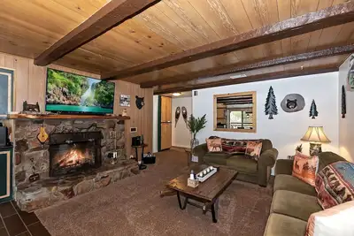 Image de Welcome to Bearadise by Destination Big Bear : Mountain Retreat in Lower Moonridge! Foosball! Walk to the Zoo & Golf Course!