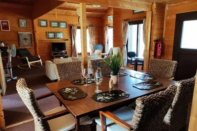 Image de The Cosy Mountain Cabin with Stunning Views in Kardama Forest