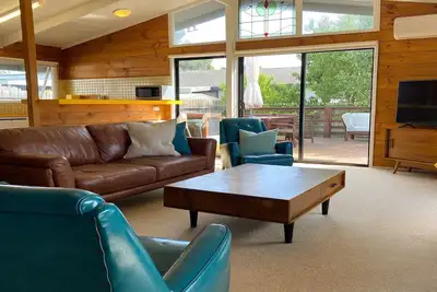 Image de Mid-Century Coastal Retreat