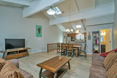 Image de Cozy, updated, minutes to the Lake and Ski resort