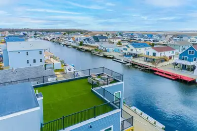 Image de Stunning 2600 ft² waterfront home, pet friendly, 8 person hot tub, rooftop deck