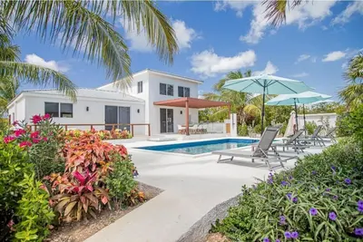 Modern 4br oasis on 1 acre, 1 min from stunning Leeward Beach