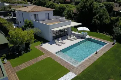 Image de Magnifique Villa Contemporaine Piscine Et Court De Tennis Touch
