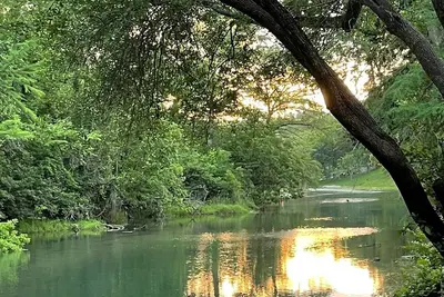 Image de Lux Cabin On Guadalupe River below Canyon Lake Dam - near Whitewater Music