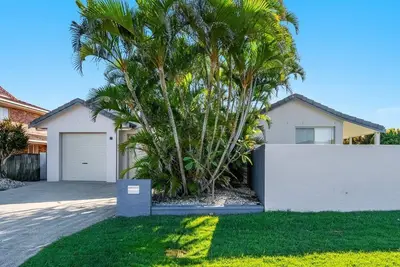 Image de Beachside living takes a smart & stylish turn with this well appointed apartment